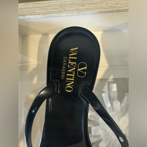 Authentic Valentino Rockstud Thong Sandals. Missing One Bow. Size 38 black. NWOT - Picture 5 of 7